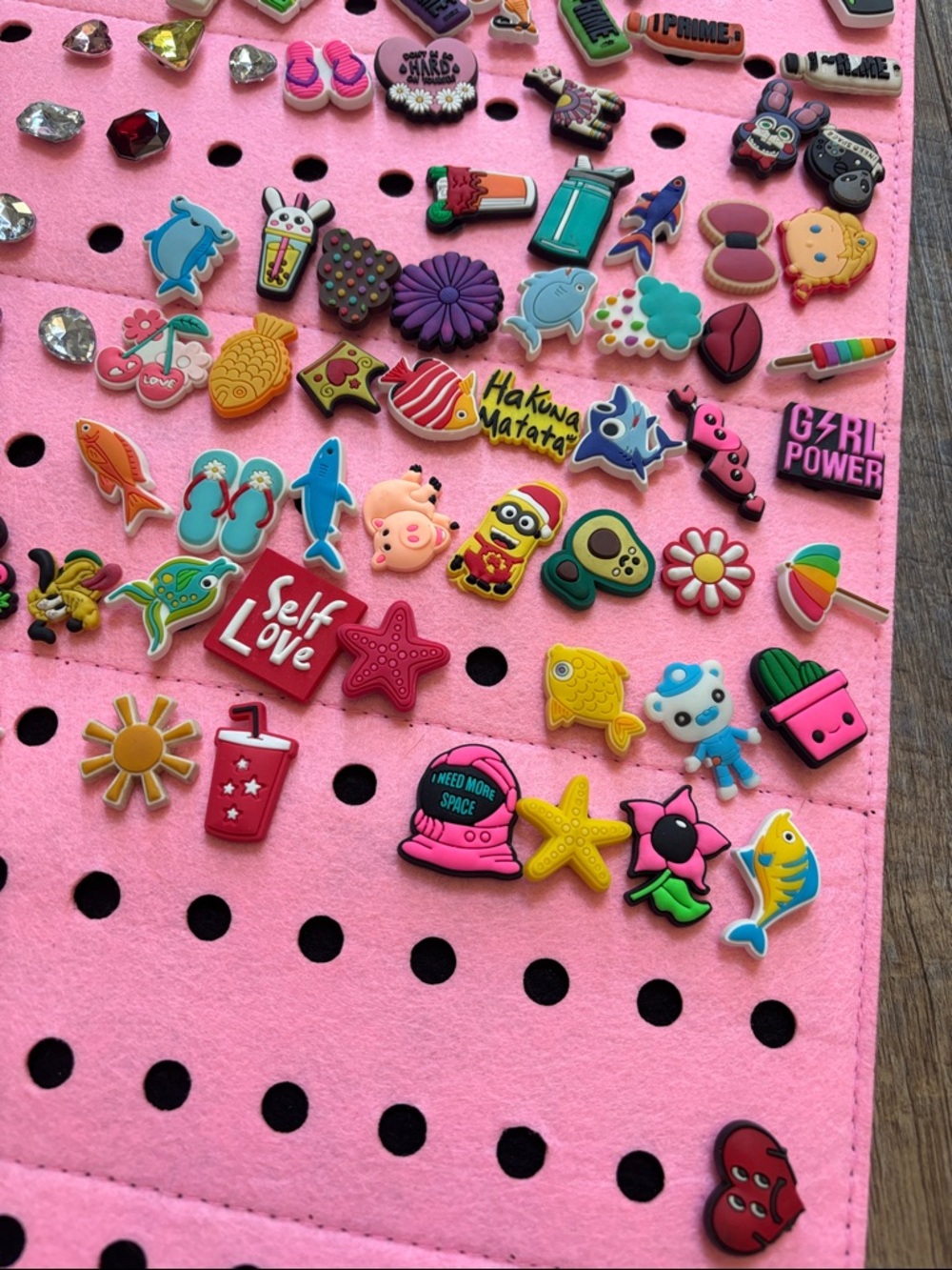 98 croc charms with Felt Display Board for holding - Picture 5 of 7